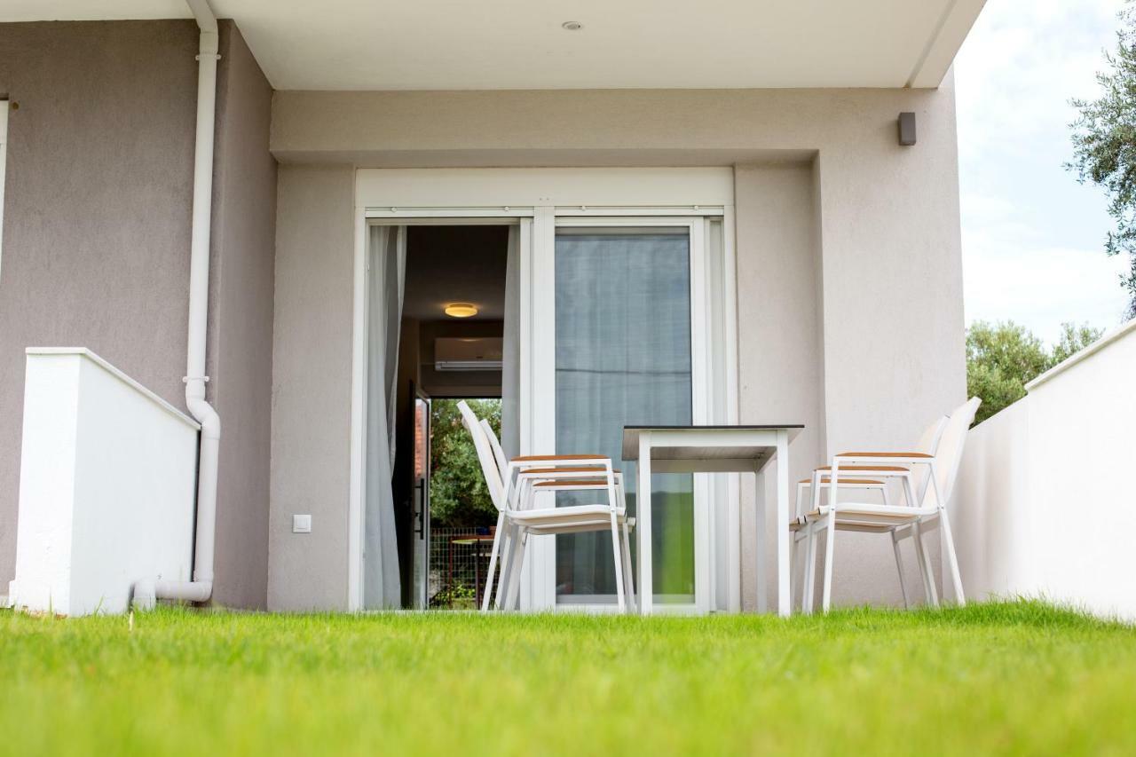 The Papoutsakis Apartments Nikiti  Bagian luar foto